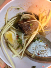 Cận cảnh chén mình nha. Trứng cút so yummy, béo béo đã. Miếng cá trong n cá kho cũng thấm lắm) . Mix thêm vài miếng xoài chua chua ăn đã miệng