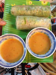 Nem cuốn chánh gốc ngoài miền Trung luôn nha. Bên trong có rau, chat chiên, trúng luộc. 1 cuốn nhìn bé vậy thôi chứ , 1ng ăn 2c là no à. 10k/cuon. Chấm vs mắm đậu phộng thơm lắm