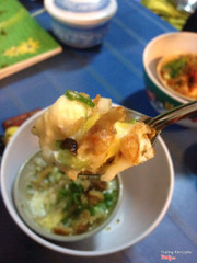 Cận cảnh miếng phomai và trứng cút nướng