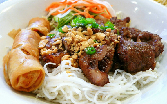 Sáu Cận - Bún Thịt Nướng