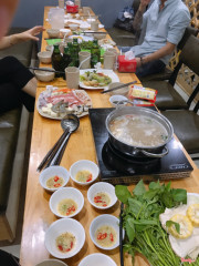 Toàn trẻ con đi chơi nhà bóng hết, còn mấy ng ngồi gọi lẩu ăn :v