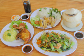 Combo cơm gà + mì xào giòn