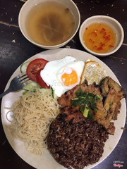  Ăn một thìa cơm cùng với tất cả các loại topping, rồi húp thêm 1 thìa canh chua. Úi giời phê thôi rồi ❤️