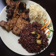 cơm gào lức sườn nướng