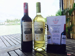 Red and White Chill wine is available. glass wine is only 80,000 VND 