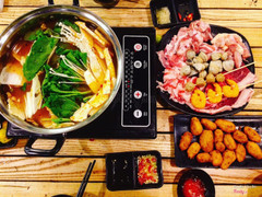 Mình ăn đợt cơ sở này mới khai trương nhưng giờ mới viết rivew được 😐 hôm mình ăn khá là đông nên nước dùng hết còn mỗi 1 loại nên k dc ăn 2 loại nước dùng. Về nước lẩu theo bọn mình thì thấy bình thường k ưng cho lắm. Có đồ viên nhúng ăn cũng lạ hay hay, thịt bò mỹ thì nhiều mỡ lắm nên bàn mình ăn bò úc là nhiều toàn nạc thui. Có gọi thêm khô chiên, khoai lang kén, sụn gà rang muối nhưng khoai nguội gắt kiểu để từ lâu chứ k chiên lại, sụn gà thì thôi chán kinh khủng bọn mình gắp được mấy miếng còn đâu để lại hết. Gọi đồ nhiều lần mãi nv mới mang ra, quán mới mở đông nên bọn mình cũng thông cảm k nói gì. Hôm đấy đi đúng ngày 8-3 nên khi ăn xong 3 chị em gái mình đi về mỗi người còn được tặng 1 bông hoa hồng nữa 🌹 các bạn cũng nên thử qua xem sao. Ảnh cuối là hình rùa ở quÁn nhìn xinh đáng yêu nên chụp lại 😬🐢🐢🐢