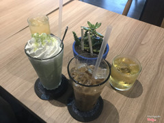 Matcha chiller & cafe sữa - 67K 2 món khá rẻ cho quán ngay trung tâm Q1 view đẹp