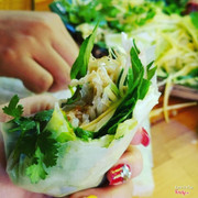 Cuốn bánh tráng kèm với rau và xoài