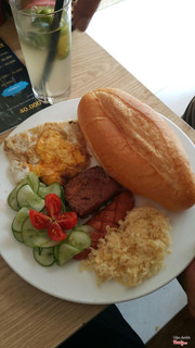 bánh mì pate trứng ruốc