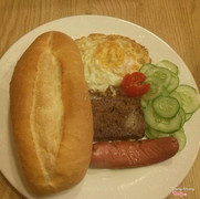 Bánh mỳ pate đầy đủ