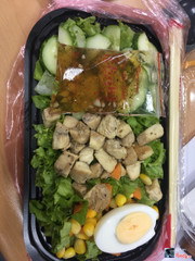 Salad ức gà. Không như ảnh chụp, vị bình thường