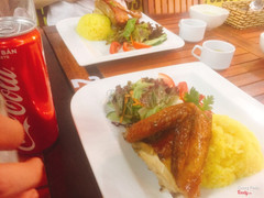 2 vk ck mình đi chơi vô tình thấy quán mới mở nên ghé vào ăn thử.không gian nhỏ nhỏ ấm cúng sạch sẽ,nhưng ở đây có món gà tên quán luôn hương vị rất ngon và lạ miệng chưa thấy chỗ nào có.