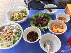 Quán này ngon nhất là món Chả ngan luôn ý ạ. Mà thực ra món nào cũng ngon quá luôn :))) thịt ngan ngọt mà k dai, vừa mềm, mọc to, cắn ngập mồm, thơm mùi nấm hương và tiêu. Nước chấm tỏi ớt ngon và măng thì giòn ngọt, cay vừa ngon. À quên, tiết ở đây ngon lắm lắm luôn nữa nhé. Mn nên ăn thêm 1 bát canh măng tiết nữa nha. Nói chung quán này e đánh giá 11/10 điểm chất lượng ạ 👏🏻👏🏻👏🏻