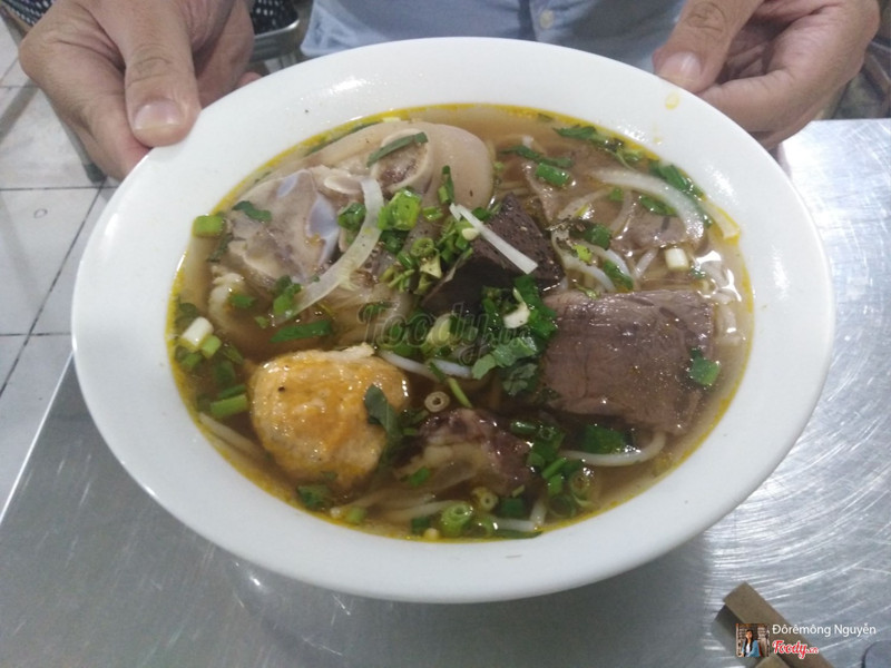 Bún bò giò, như tô đặc biệt
