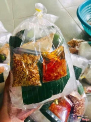 Bánh tráng muối tắc satế : 15k/1 bịch ( Bán từ 5 bịch 75k )