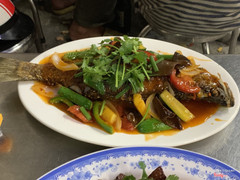 Cá chẻm chiên sốt chua ngọt (110k)