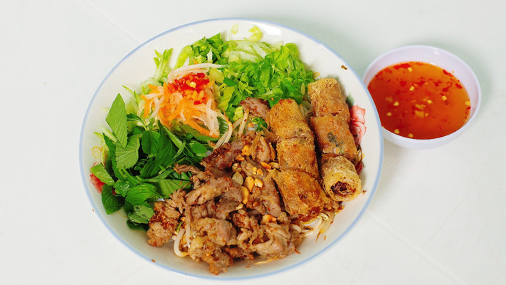 Bếp Má Thắm - Bún Thịt Xào & Bún Chả Giò - Trần Minh Sơn