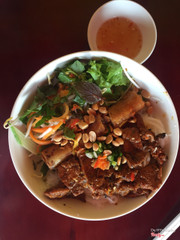 Bún thịt nướng chả giò