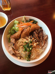 19/3/2016 Bún thịt, chả, nem, bì 53k + trà đá 3k + khăn ướt 2k  58k