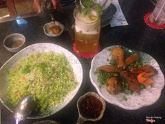 Cơm chiên hải sản và cánh gà chiên nước mắm