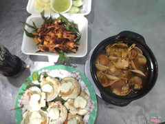 - Nghêu hấp thái nè, sò điệp nướng phomai. Trong hộp là mình gọi ở kế bên vì quán không có món này (50k/ phần)