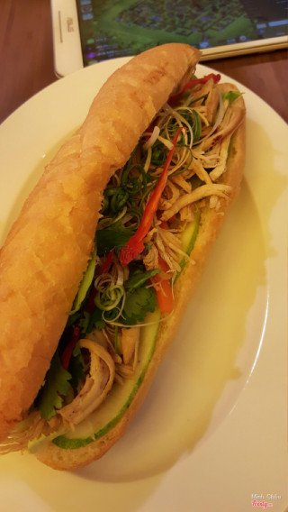 Bánh mì gà xé nước tương