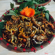 Cua đồng rang me, giòn giòn bùi bùi