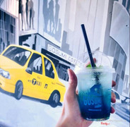 Soda blue trên nền view quán