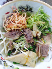 Bún bò chả kèm hộp nhựa 25k