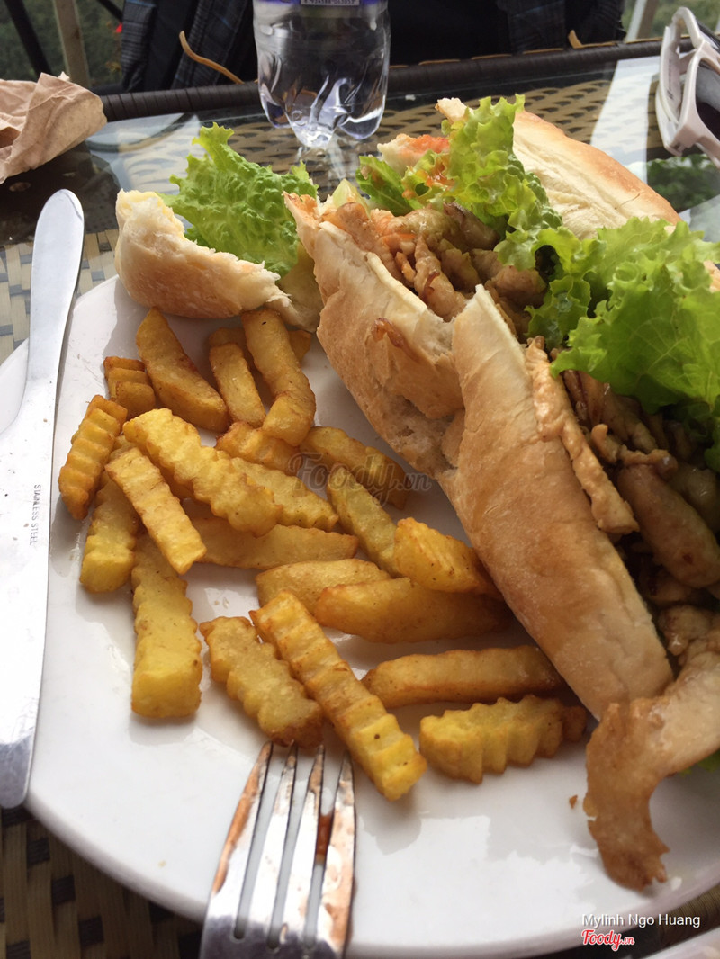 Banh mi ga voi khoai tay chien