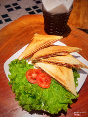 20k cho 1 set bánh sanwic kẹp thế này , mà bánh nóng hổi bỏng tay , ăn là thích mê luôn ấy ! 