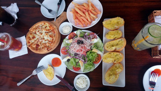 Pizza + salad cá ngừ + bánh mì + khoai tây chiên
