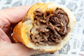 Cheesesteak ( Phô mai nướng Thịt bò Mỹ) với vị thơm ngon của Phô mai hảo hạng và Thịt bò mềm và ngọt từ nước Mỹ xa xôi