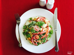 Salad dưa chuột cà chua trộn với thịt nguội, ăn khá lạ vị. Bánh mì crouton giòn giòn ngon ngon