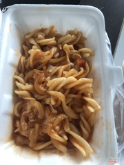 Kimbap bé ít nhân. Nui cheese mà họ t thấy cheese đâu. Nem chua rán chán lắmmm. Có viên cá với phomai que là tạm. Nhưng thôi rẻ nên cũng đành chấp nhận