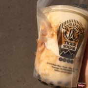 Zoom vô nừ có lớp kem cheese bên trên, sữa tươi và 1 lớp đường nâu..