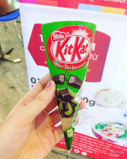 Kem kitkat matcha