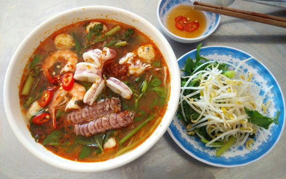 O Tùng - Bún Thái & Cơm Sườn