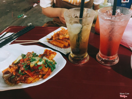 Gà sốt HQ và bánh gạo cay truyền thống. Nước mơ và soda dâu