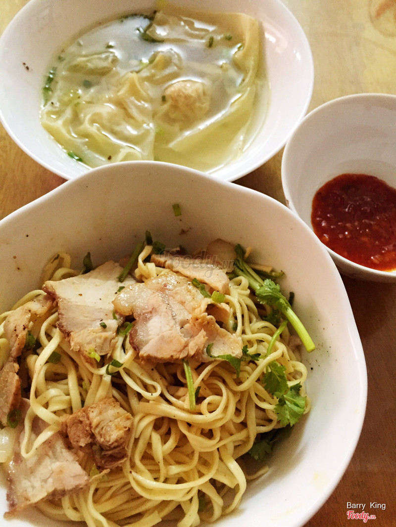 Mì xá xíu khô - Chasiu pork dry noodle, wonton soup on the side