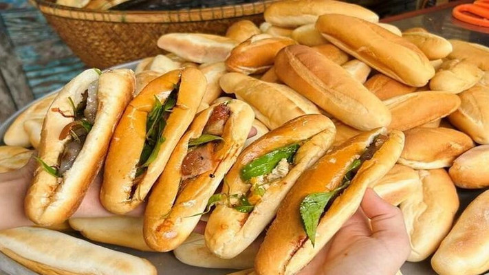 Bánh Mì Huế Thanh Bình - 403 Giải Phóng