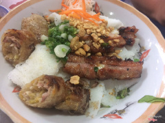 Bánh hỏi thịt nướng chả giò