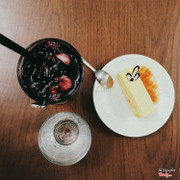 Đồ uống ngon, vừa giá tiền với không gian quán, bạn nào yêu sách hoặc muốn tìm nơi yên tĩnh để học thì đây là một nơi vô cùng lí tưởng. Quán khá là vintage, mình rất thích :)) mỗi tội lần nào vào quán củng một mình nên ko chụp ảnh gì nhiều được. À quên review luôn cả bánh ngọt ở đây củng ngon nữa, mình ăn thấy ko ngọt lắm, ko béo lắm, tóm lại là ngon 😋😅 