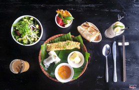 Sáng thứ 7 và chủ nhật nhà hàng có phục vụ bữa Brunch rất tiện lợi mix giữa món ăn Việt - Pháo với salad, trái cây + sinh tố và cafe giá thành rất hợp lý <190,000vnd