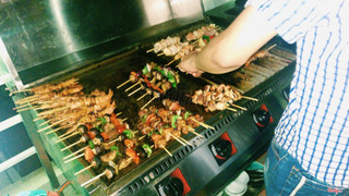 BBQ Party mỗi thứ 3 hàng tuần trên tầng mái view tòan cảnh hồ tây. Nhiều lọai xiên nướng khác nhau với giá từ 20-30k rất hợp lý. Thức ăn và rau củ rất tươi đuợc nướng ngay tại chỗ. Ngòai ra còn có DJ set chơi nhạc live rất thư giãn