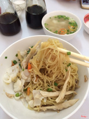 Đặc biệt mì và hủ tiếu ko nấu chung nhé. 30 năm nay ko ai xa lạ với quy luật riêng ở qán này nữa. Những khách gọi hủ tíu mì là bị nhìn với ánh mắt khó chịu liền đó