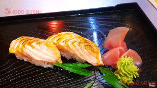 nigiri cá hồi khè lữa