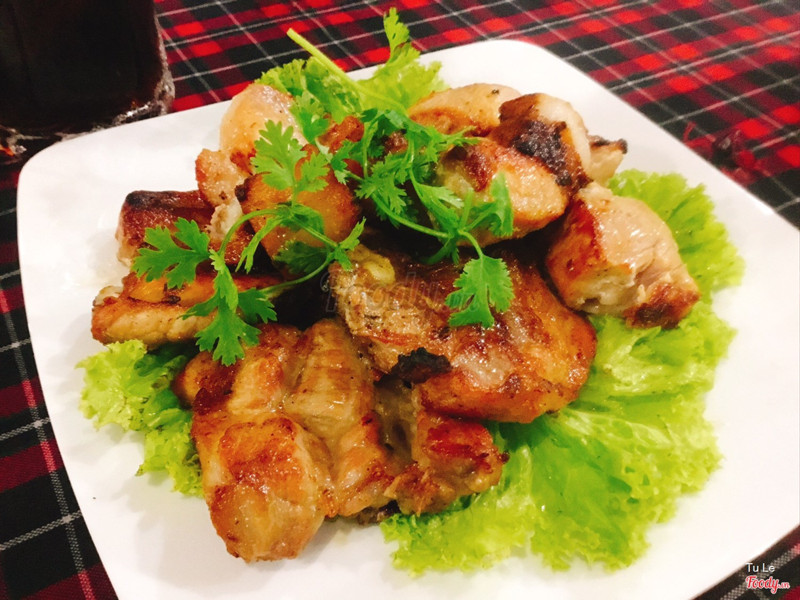 Sườn và thịt xiên để chung 