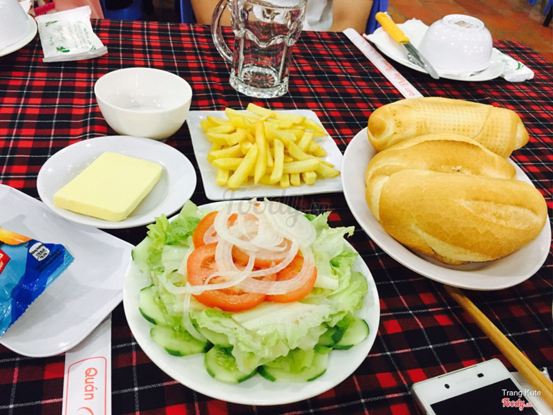 Salad, khoai tây chiên, bánh mì bơ. 