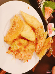 Tempura: bột chiên hơi cứng, có nước chấm ăn kèm 